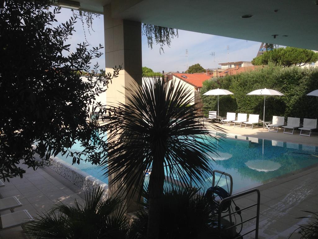 Hotel Byron Rimini Exteriér fotografie