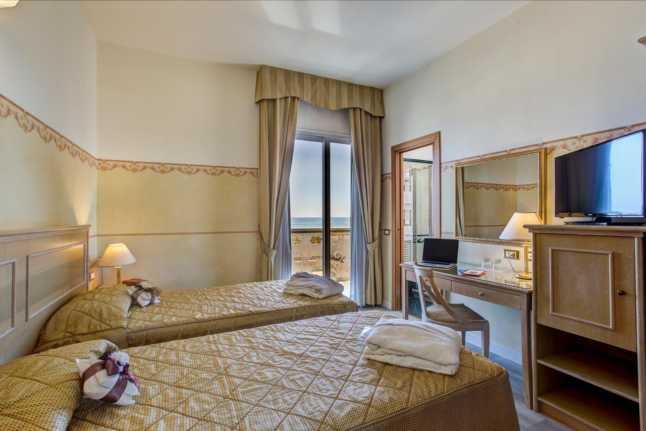 Hotel Byron Rimini Exteriér fotografie