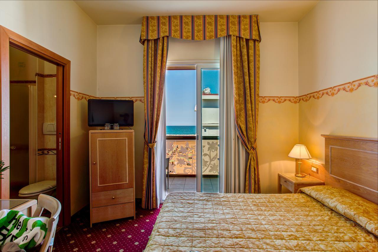 Hotel Byron Rimini Exteriér fotografie