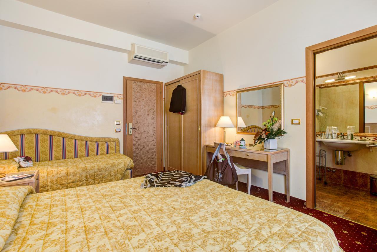 Hotel Byron Rimini Exteriér fotografie
