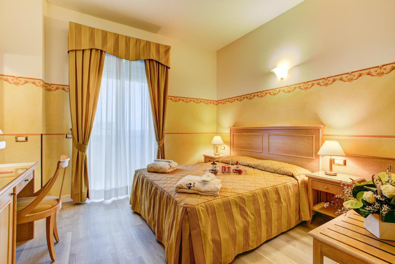 Hotel Byron Rimini Exteriér fotografie