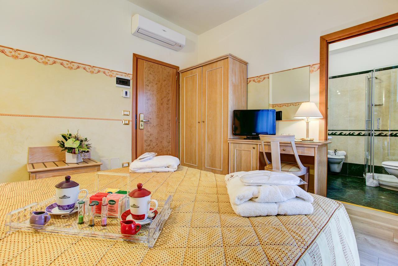 Hotel Byron Rimini Exteriér fotografie